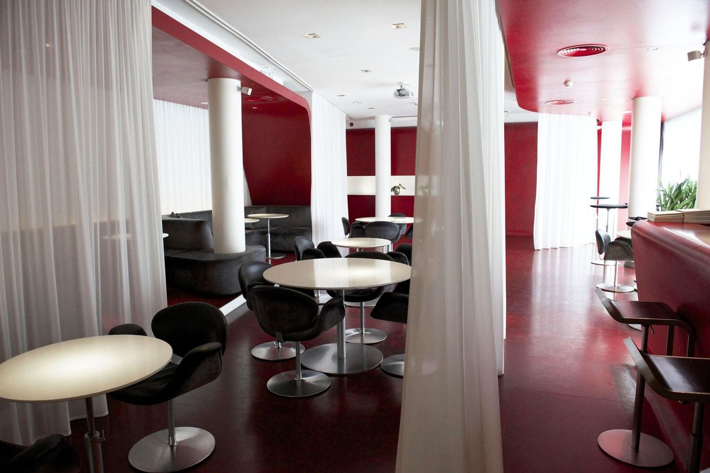 Hotel-Q--Restaurant-6