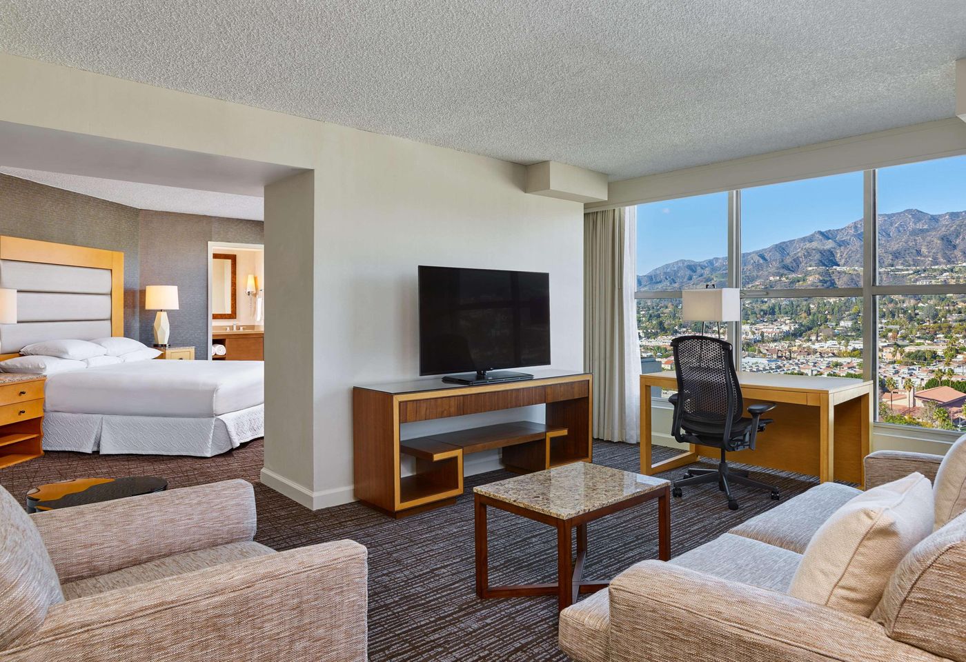 Hilton-Los-Angeles-North-Glendale---Executive-Room-5