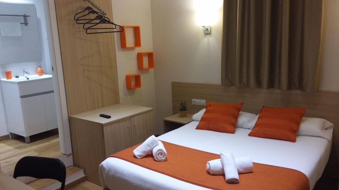 Hostal Barcelona Travel-Spain-BARCELONA-Room-10
