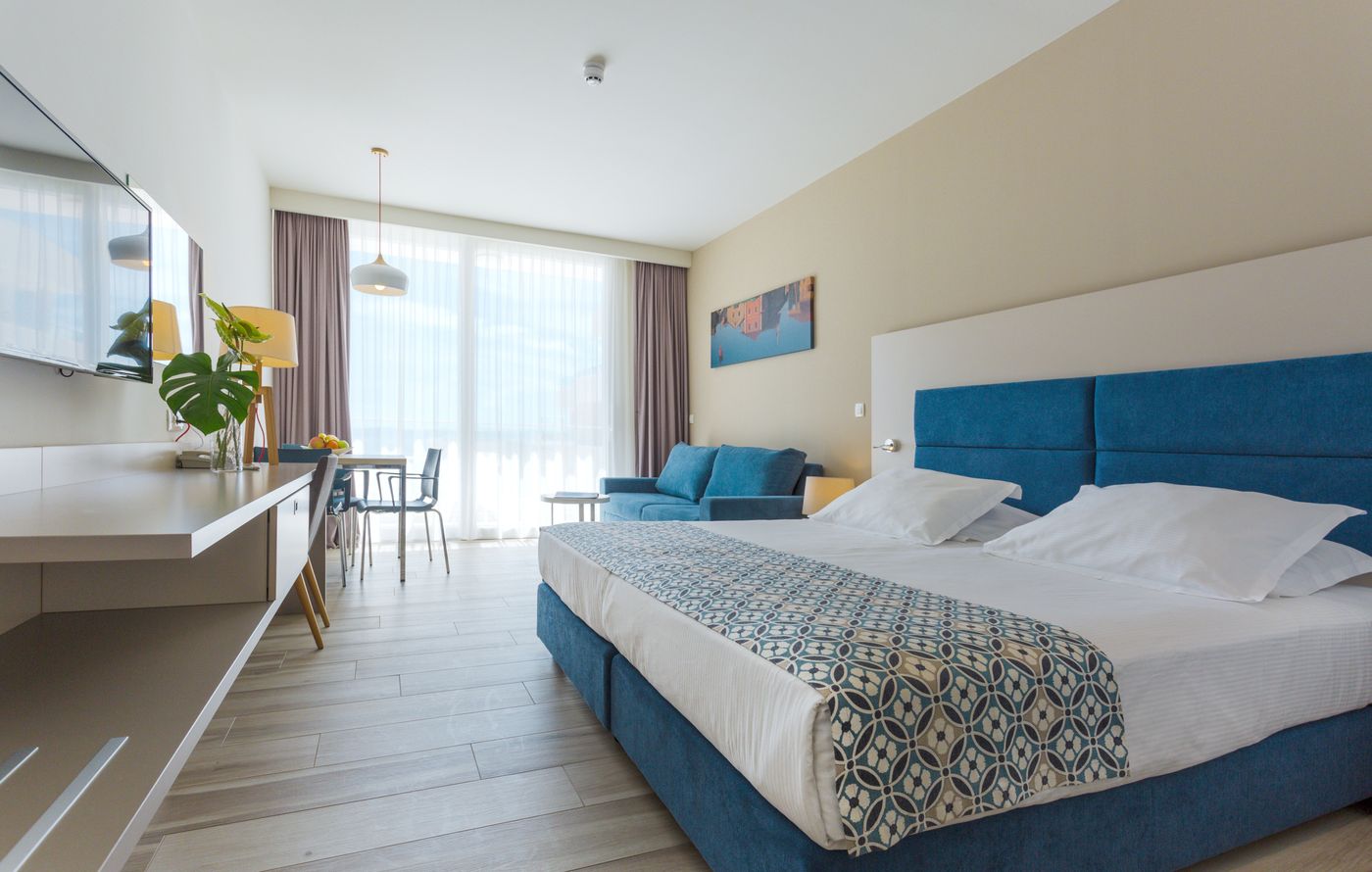 Romana-Beach-Apartments-Room-21