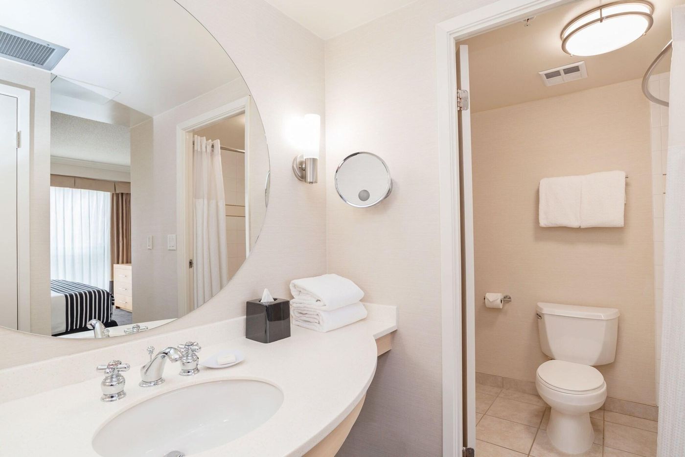 Sandman-Signature-Hotel---Resort-Vancouver-Airport-Room-29