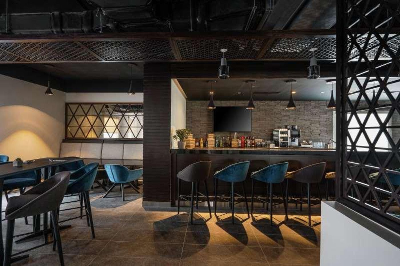 Hampton-by-Hilton-Dubai-Al-Barsha-Bar-24