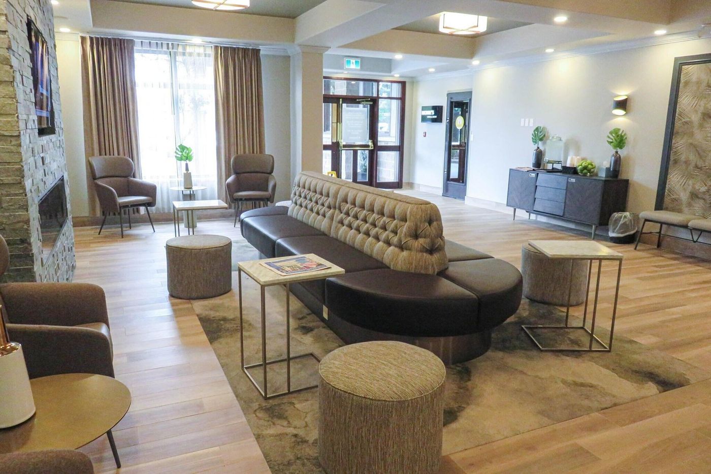 Sandman-Hotel-Vancouver-Airport-Lobby-1