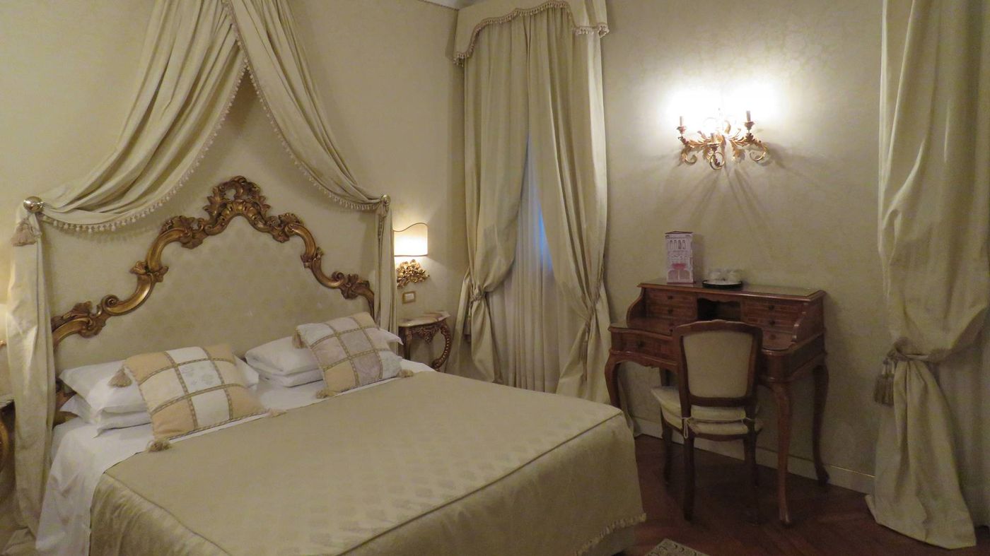 Antico-Doge---a-Member-of-Elizabeth-Hotel-Room-48