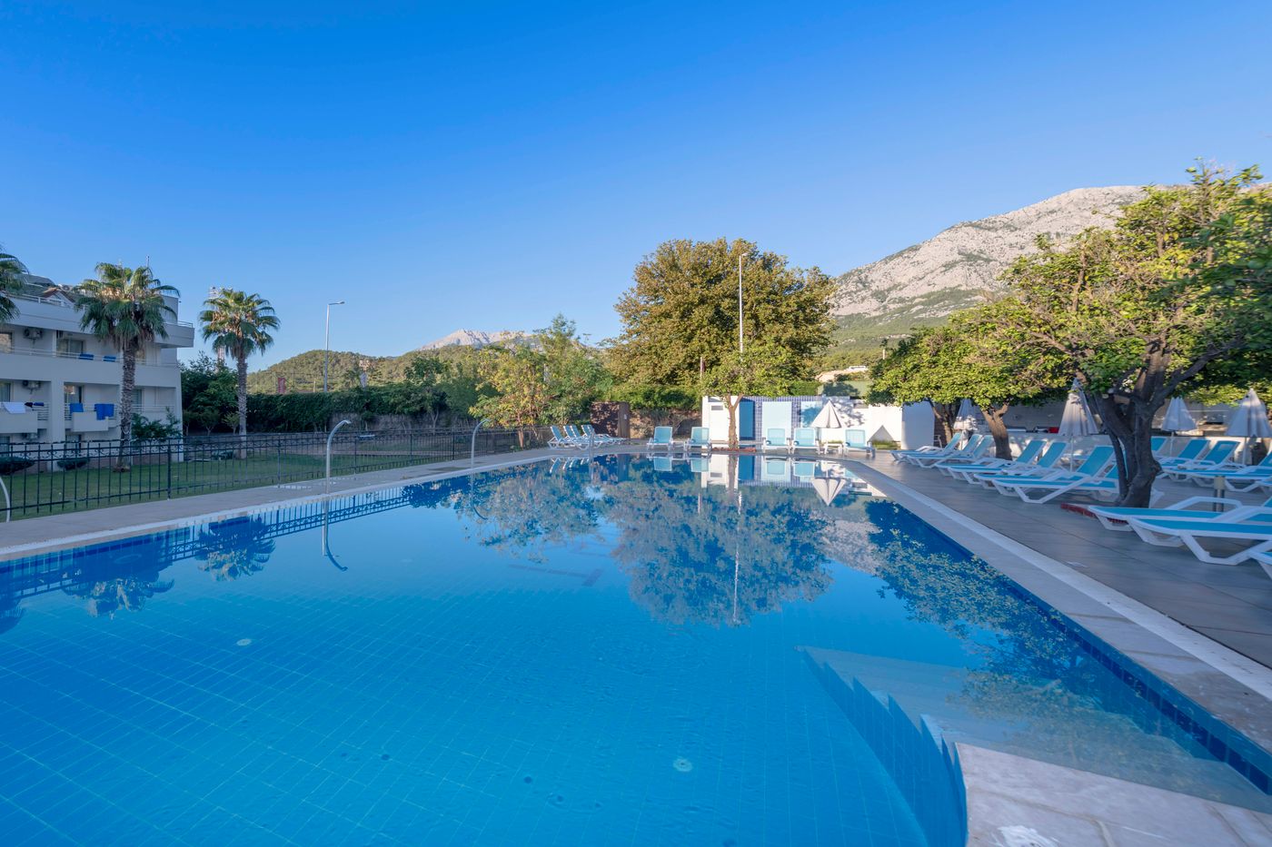 Armas-Gul-Beach-Pool-2