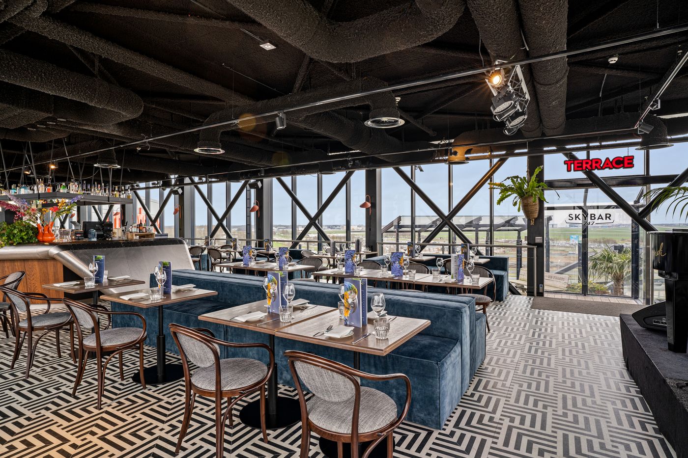 Corendon-Urban-Amsterdam-Schiphol-Airport-Bar-11