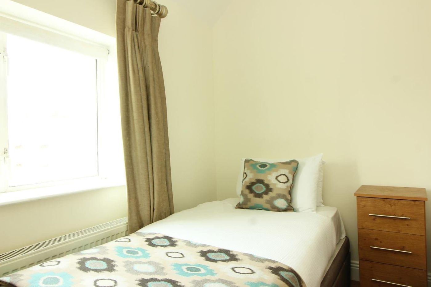 Tom-Dick-and-Harriet-s-Room-22