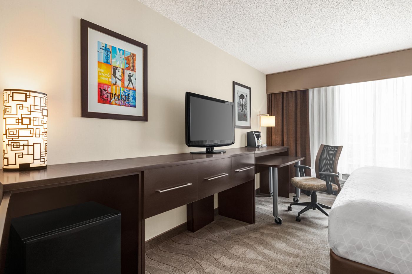 Holiday-Inn-Boston-Bunker-Hill-Area-Room-18