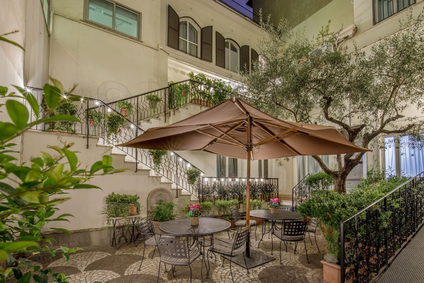 Royal-Court-General-view-2