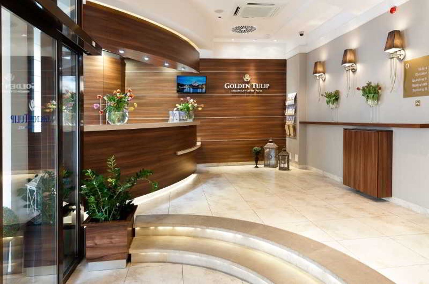 Golden-Tulip-Krakow-City-Center-Lobby-14