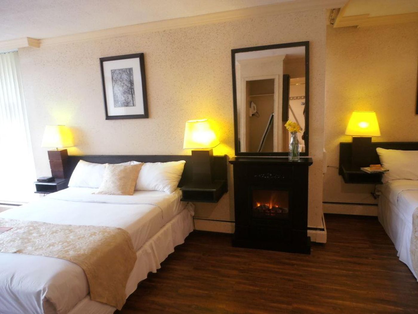 Divya-Sutra-Suites-on-Robson-Downtown-General-view-28