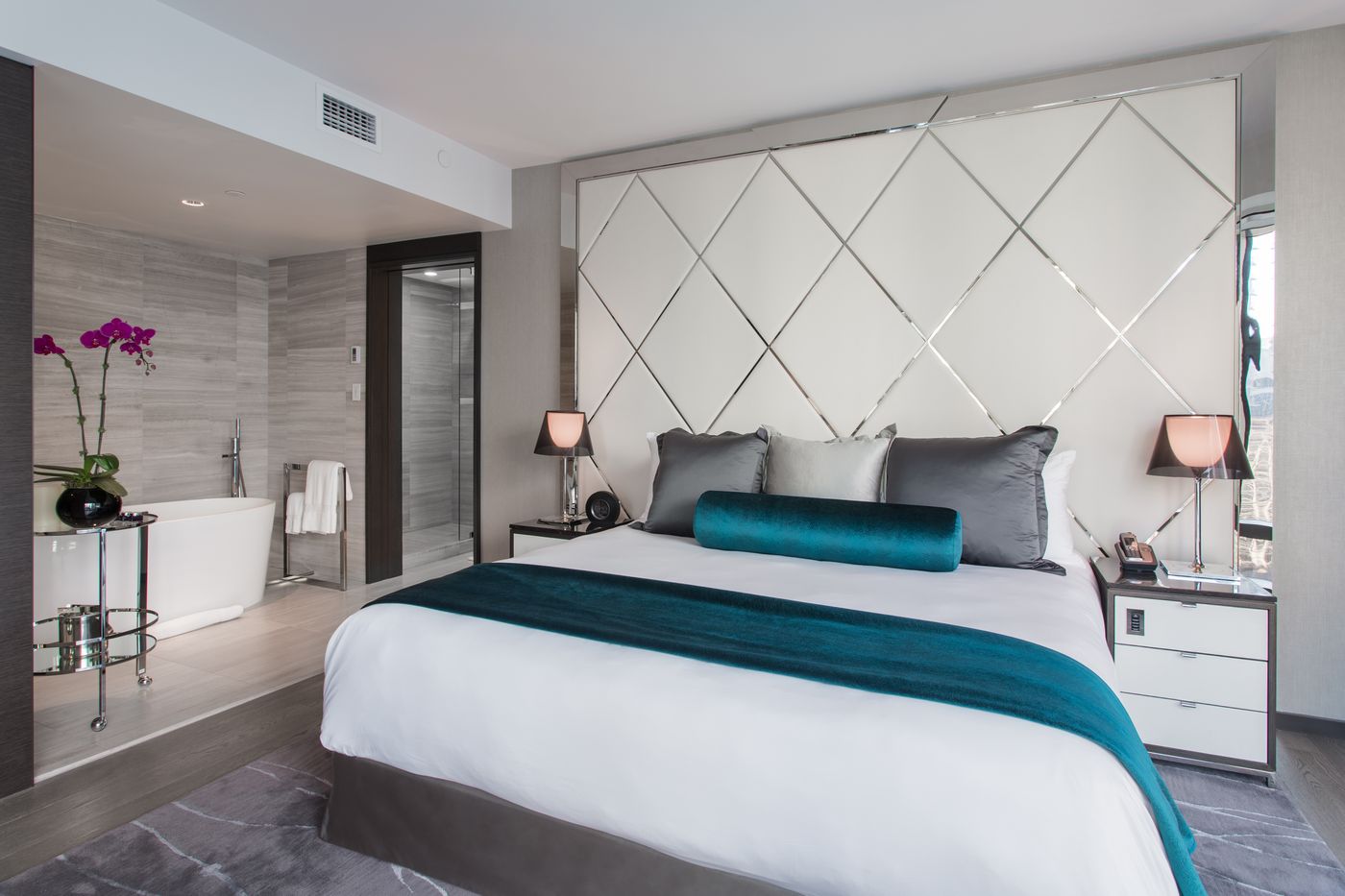 Paradox-Hotel-Vancouver-Room-6