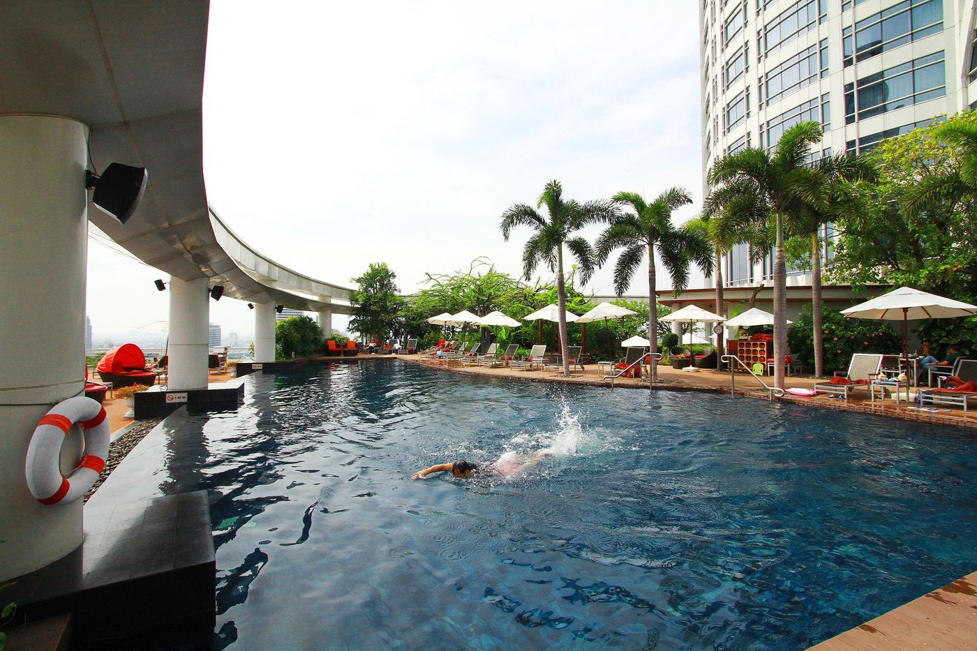 Centara-Grand-at-CentralWorld-Pool-4