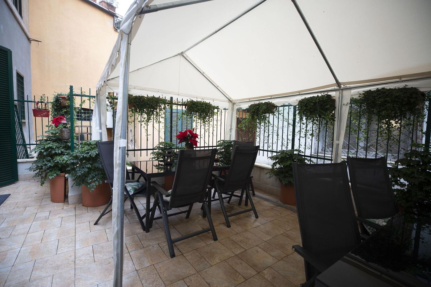 Flatinrome-Trastevere-Deluxe-Rooms-Terrace-2