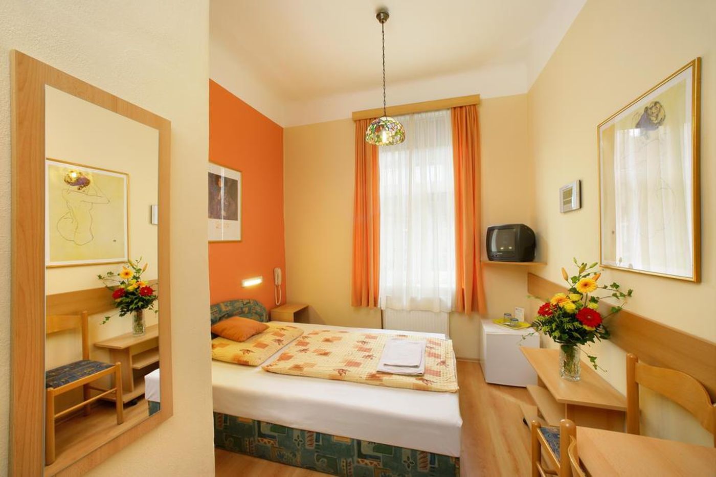 Hotel-Golden-City-Garni-Room-9