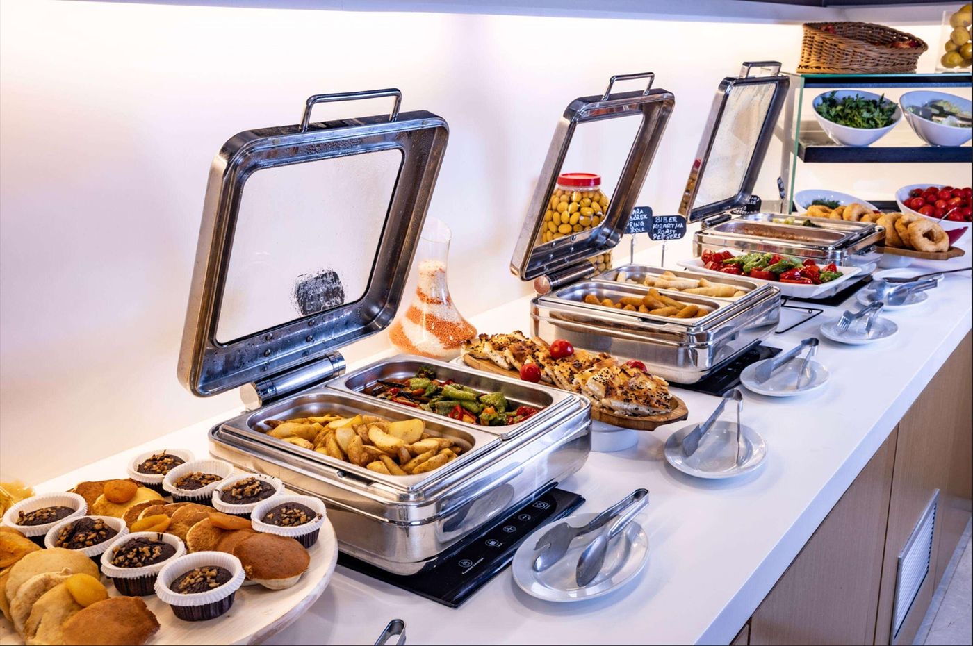 Ramada-by-Wyndham-Istanbul-Alibeykoy-Restaurant-35