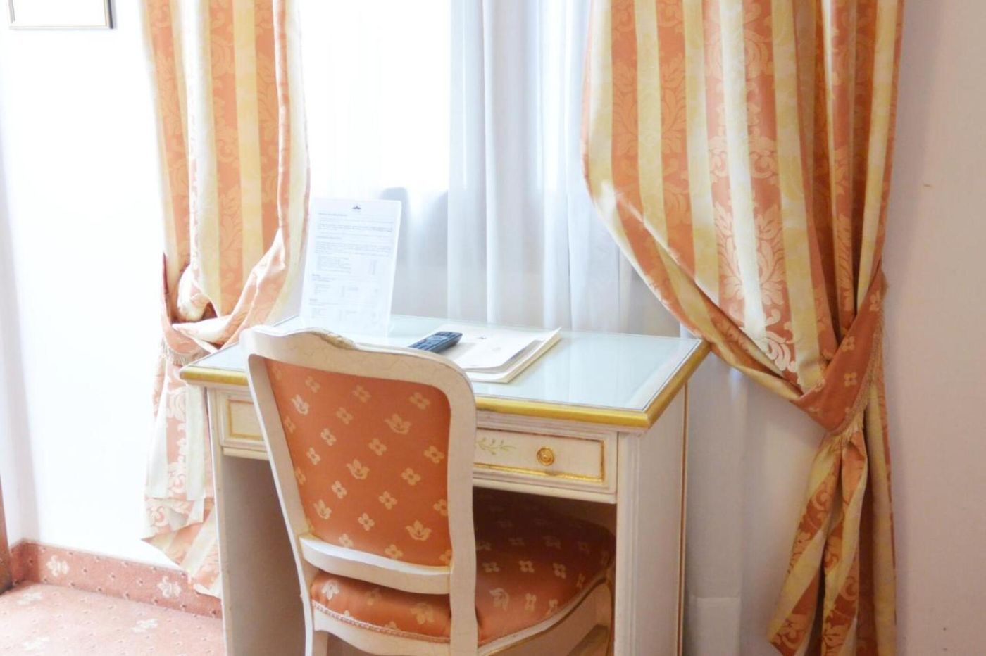 Ambassador-Tre-Rose-Room-17