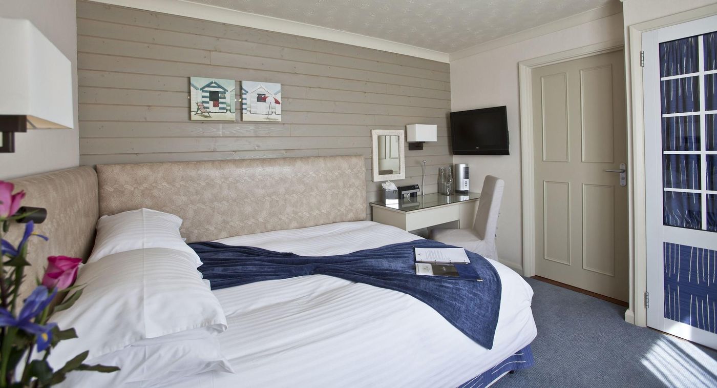 Cobo-Bay-Hotel-Room-13