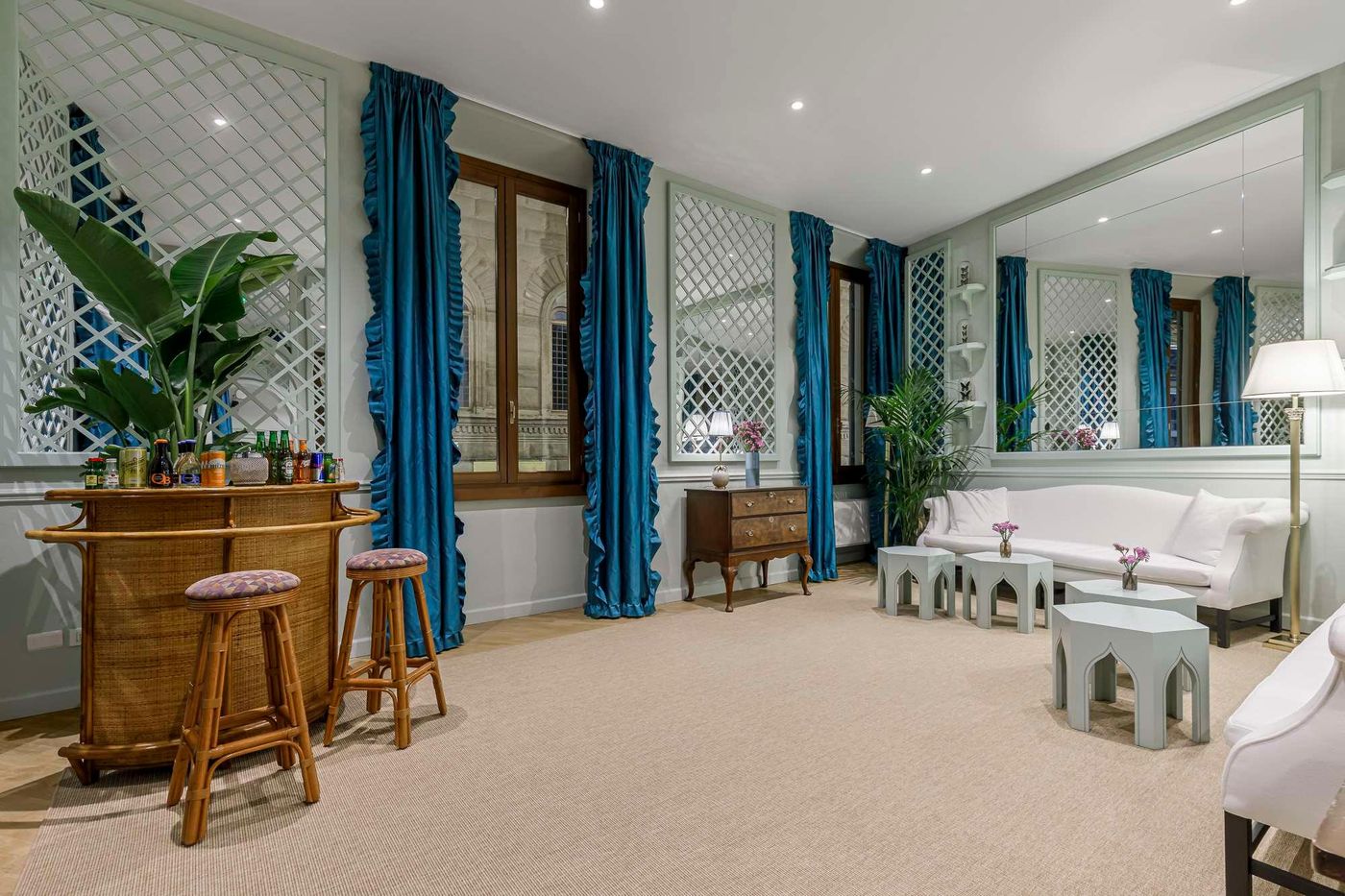 Room-Mate-Isabella-Bar-13