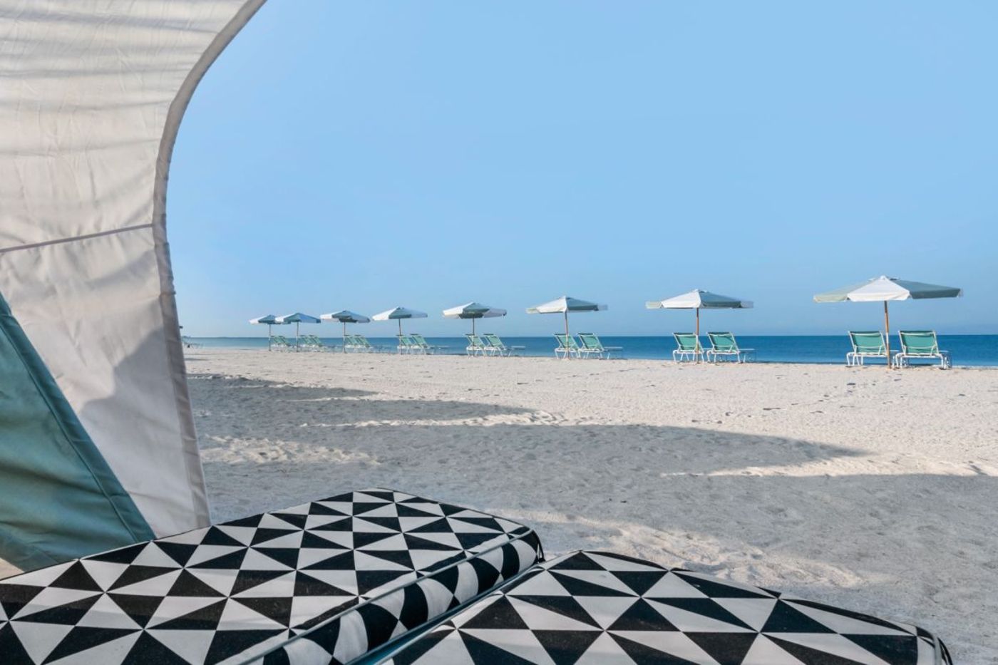 Postcard Inn On The Beach