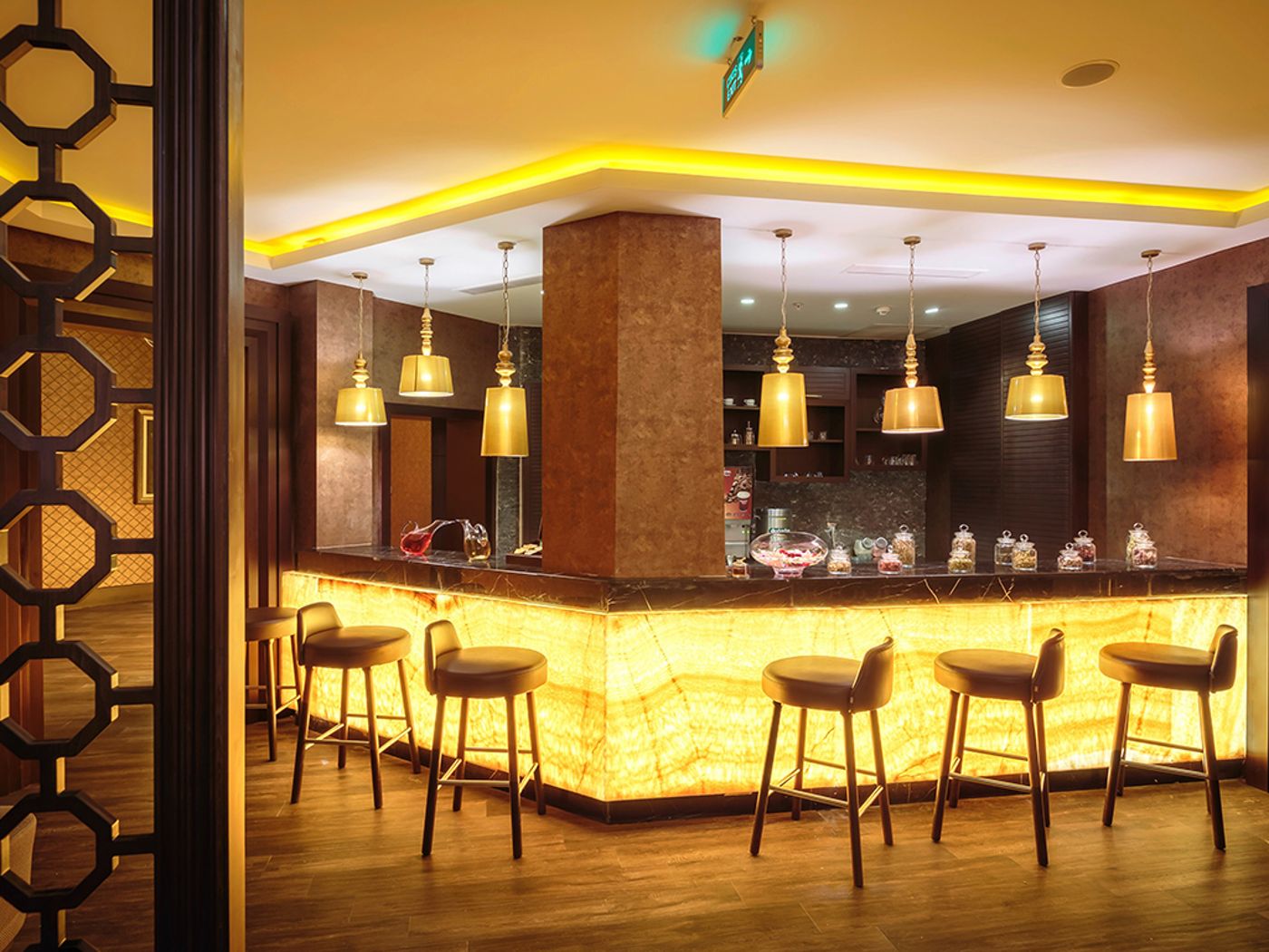 Alva-Donna-World-Palace-Hotel-Bar-57