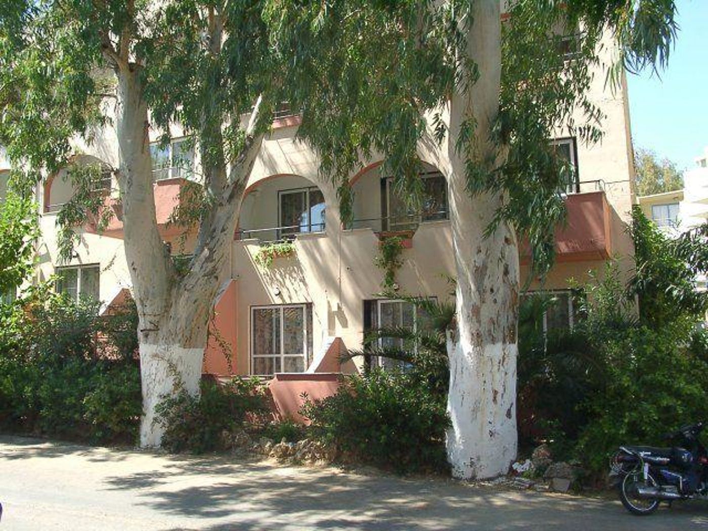 Zorbas Apartments and Studios