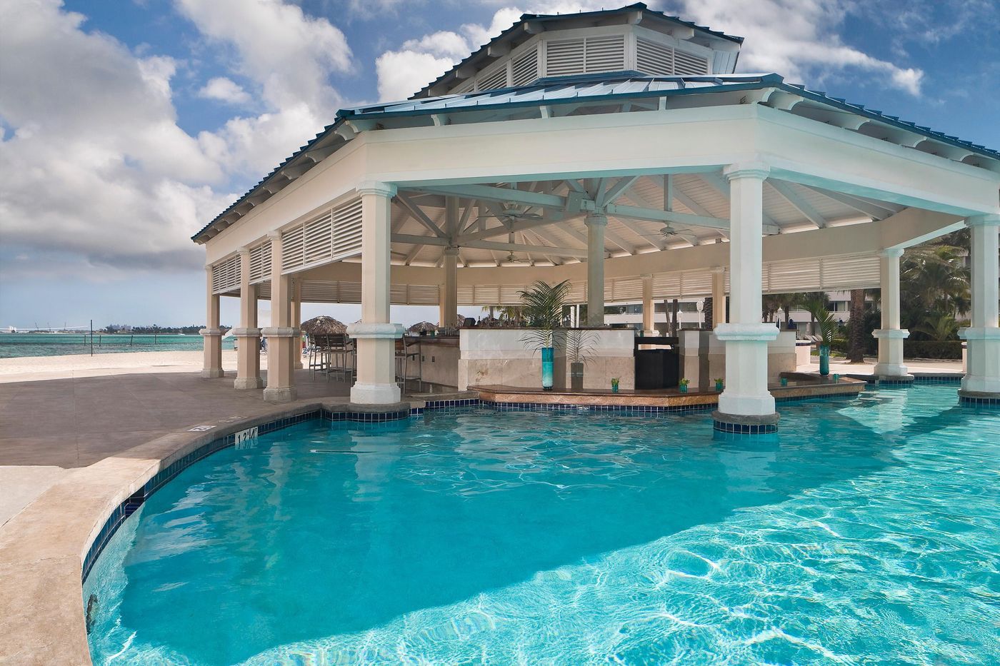 Melia-Nassau-Beach-All-Inclusive-Bar-5