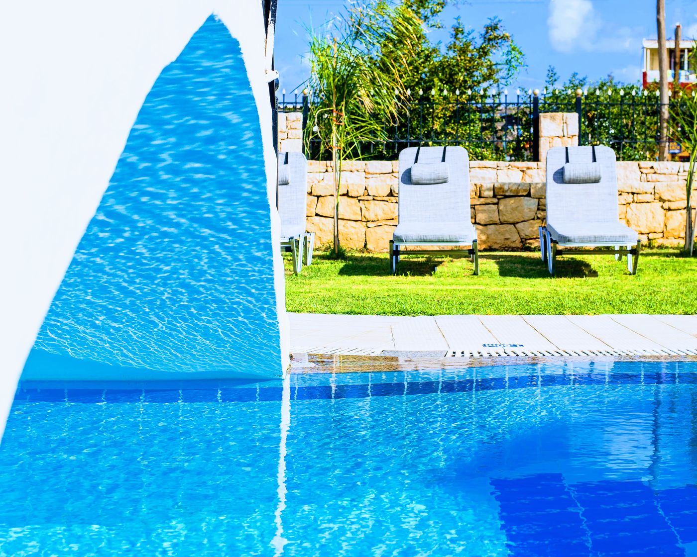 Yiannis-Manos-Apartments-Pool-17