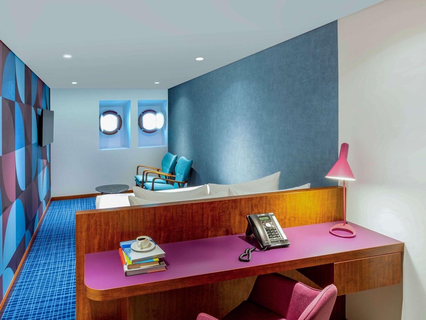 Queen-Elizabeth-2-Hotel-Room-40