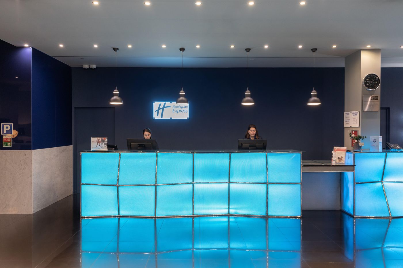 Holiday-Inn-Express-Lisbon-Alfragide-Lobby-18