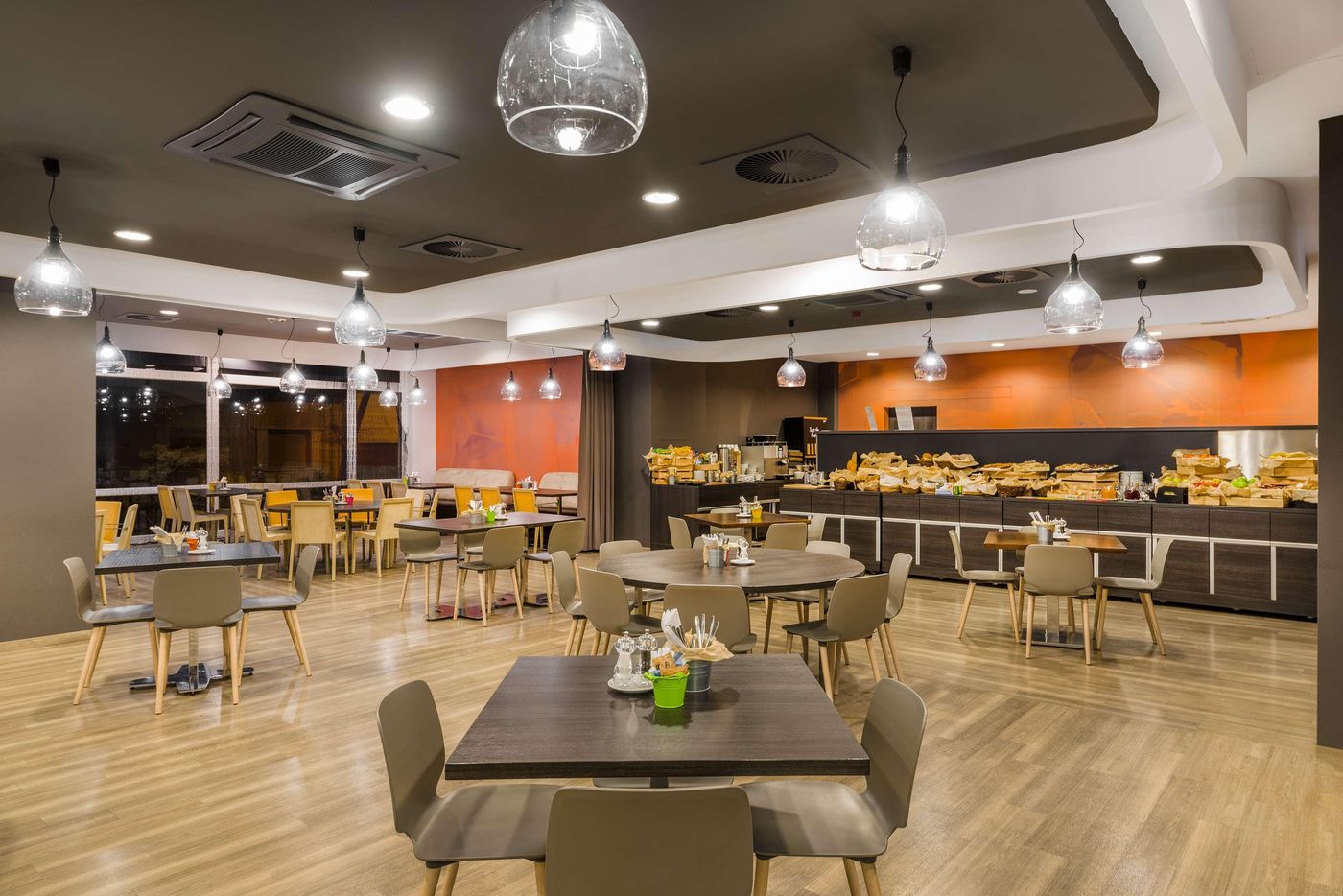 Park-Inn-by-Radisson-Budapest-Restaurant-38