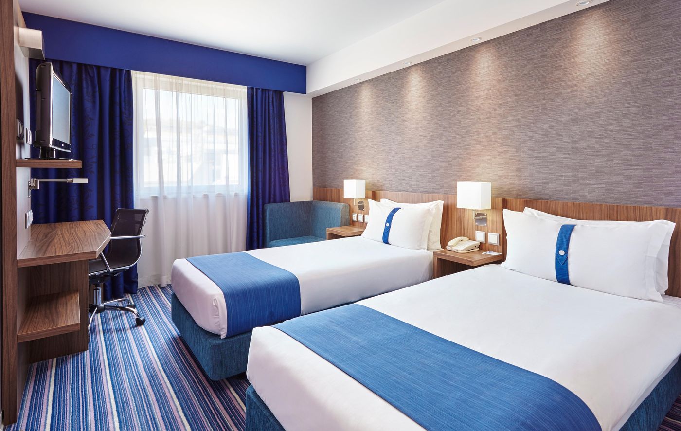 Holiday-Inn-Express-Lisbon-Alfragide-Room-19