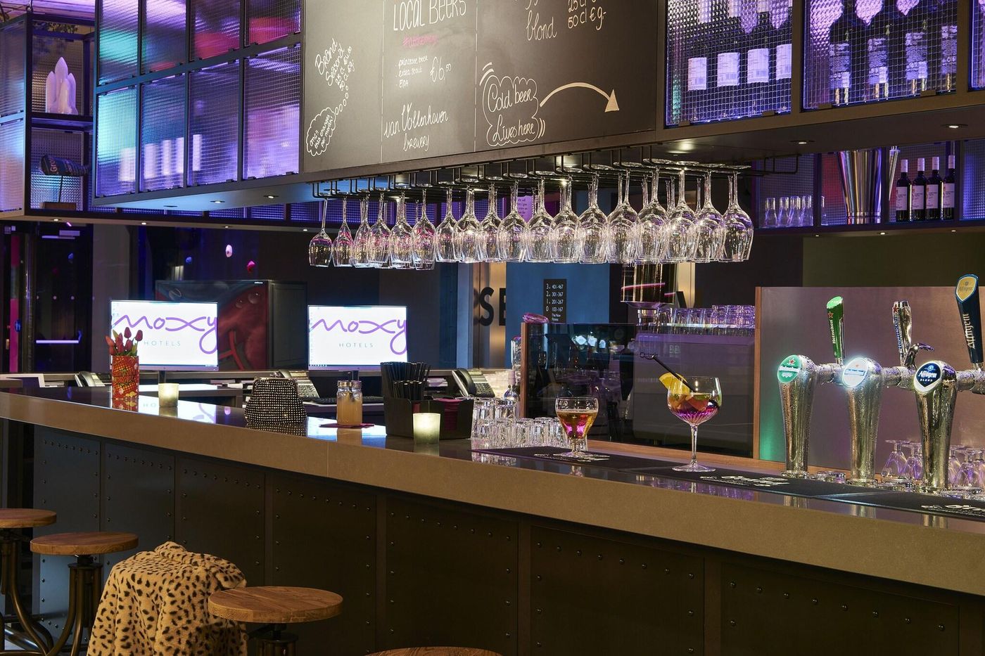 Moxy-Amsterdam-Schiphol-Airport-Bar-11