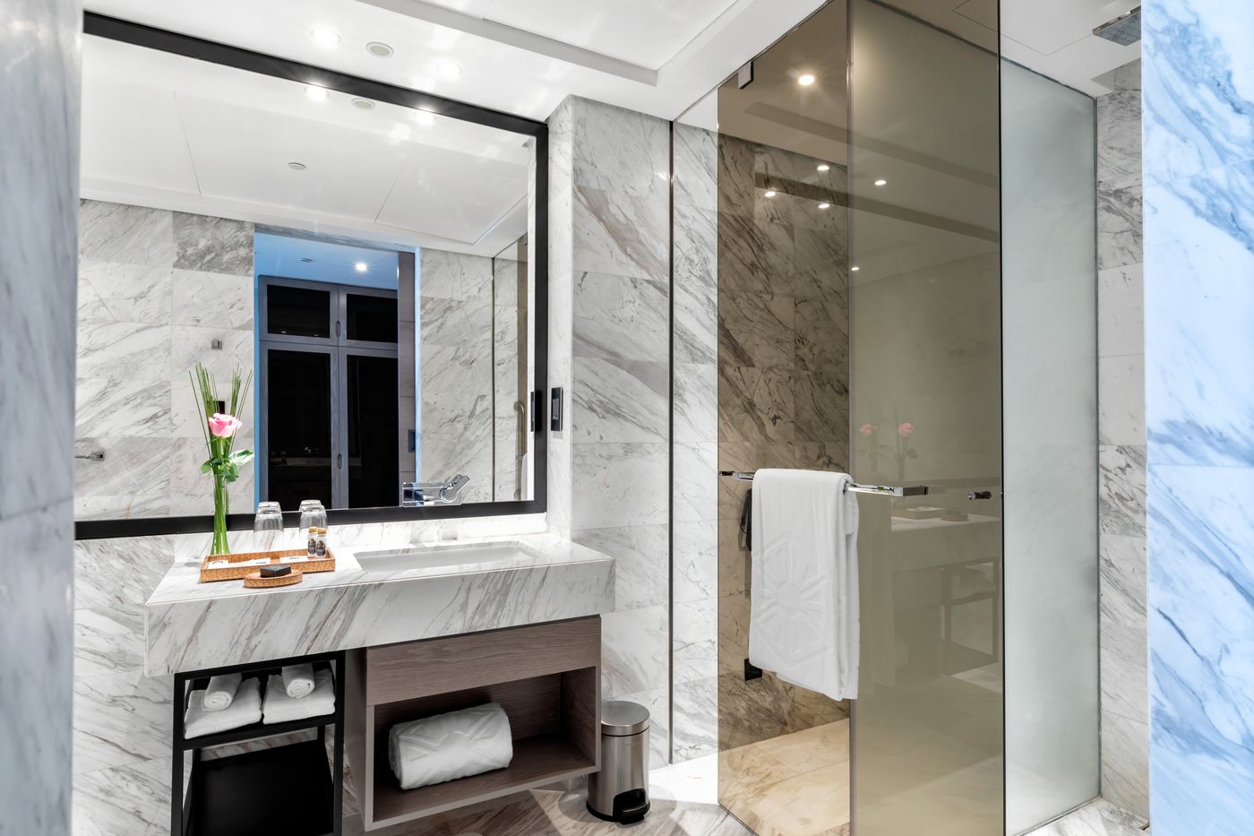 Taj-Jumeirah-Lakes-Towers-Dubai-Room-26