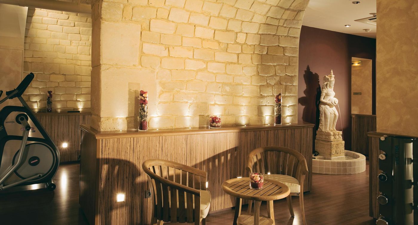 Rochester-Champs-Elysees-Sports-and-Entertainment-24