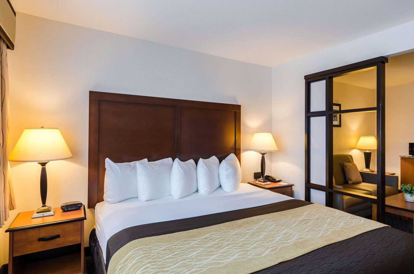 Comfort-Inn---Suites-Logan-Airport-Room-40