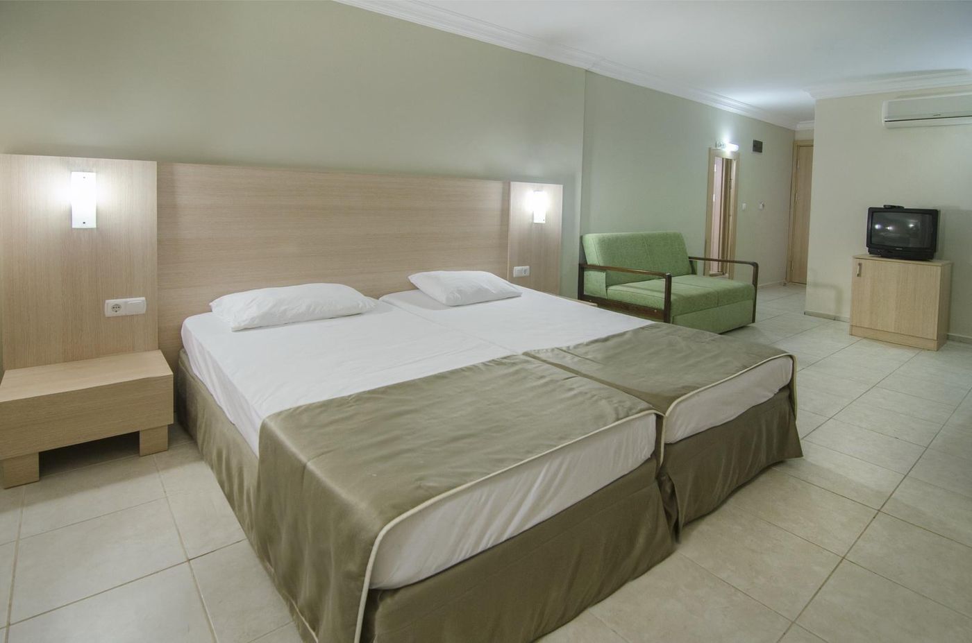 Sealight-Family-Club-Room-28