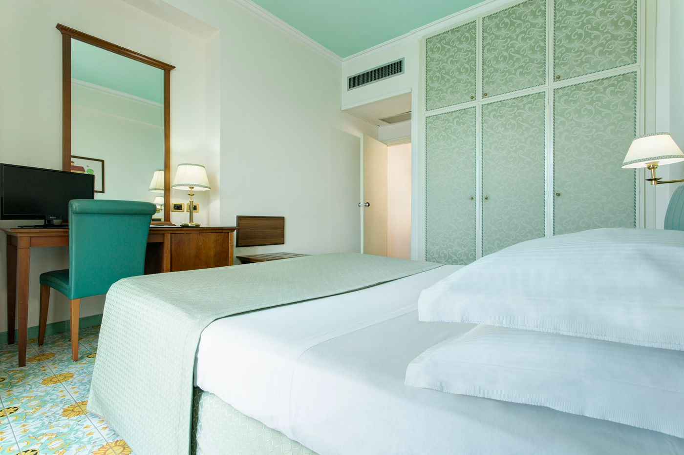 Lloyd-s-Baia-Room-15