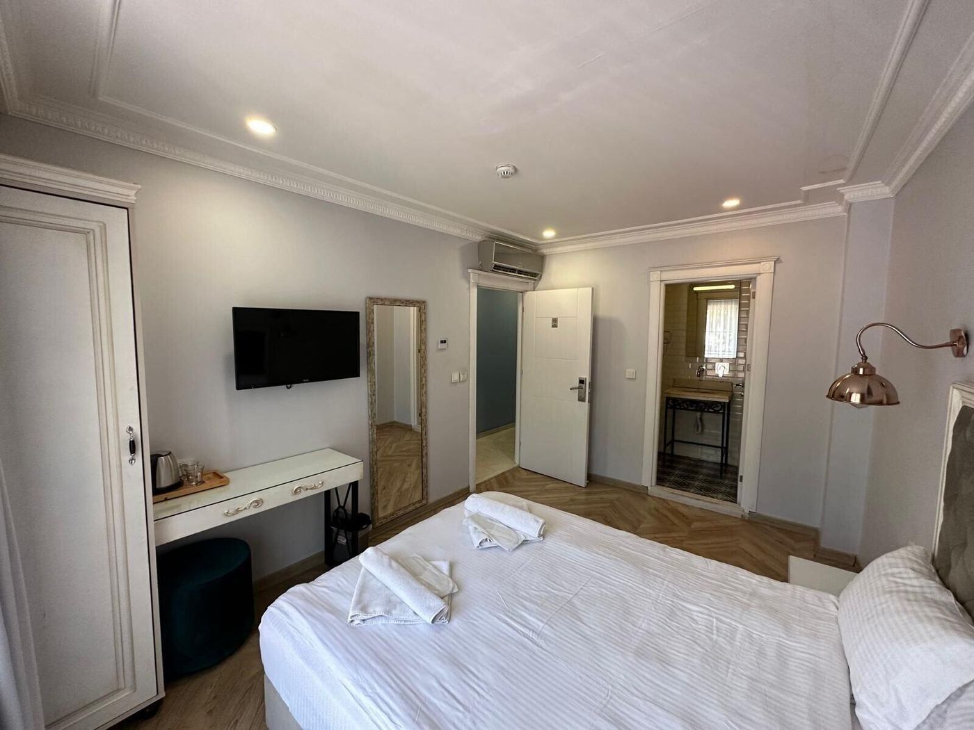 Good-Night-Hotel-Room-19