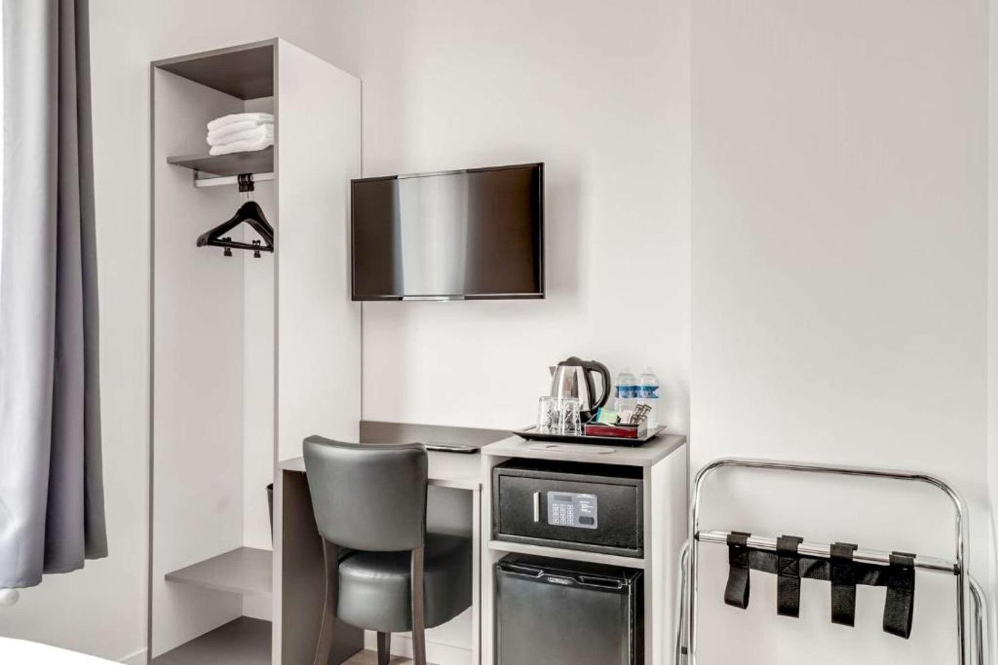 Paris-Hotel-Clichy-Room-16