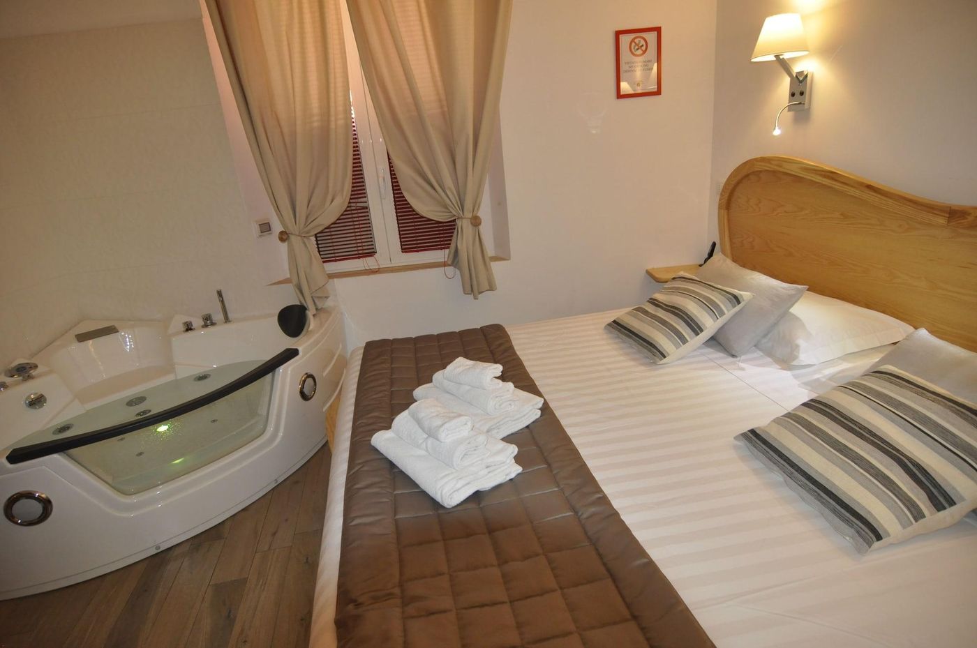 Flatinrome-Trastevere-Deluxe-Rooms-Room-37