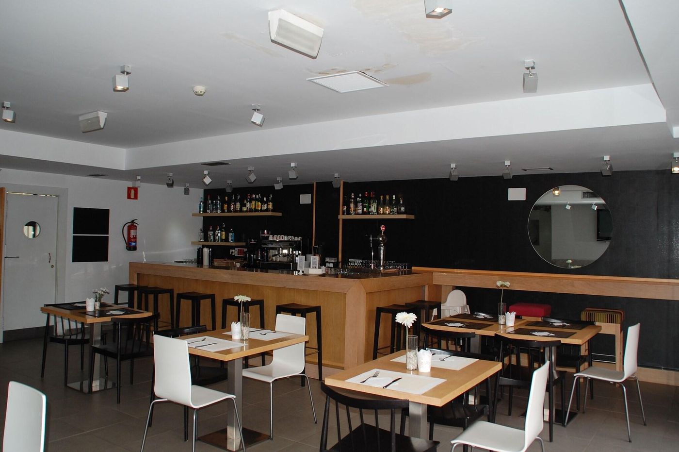 Eco-Alcala-Suites-Bar-30