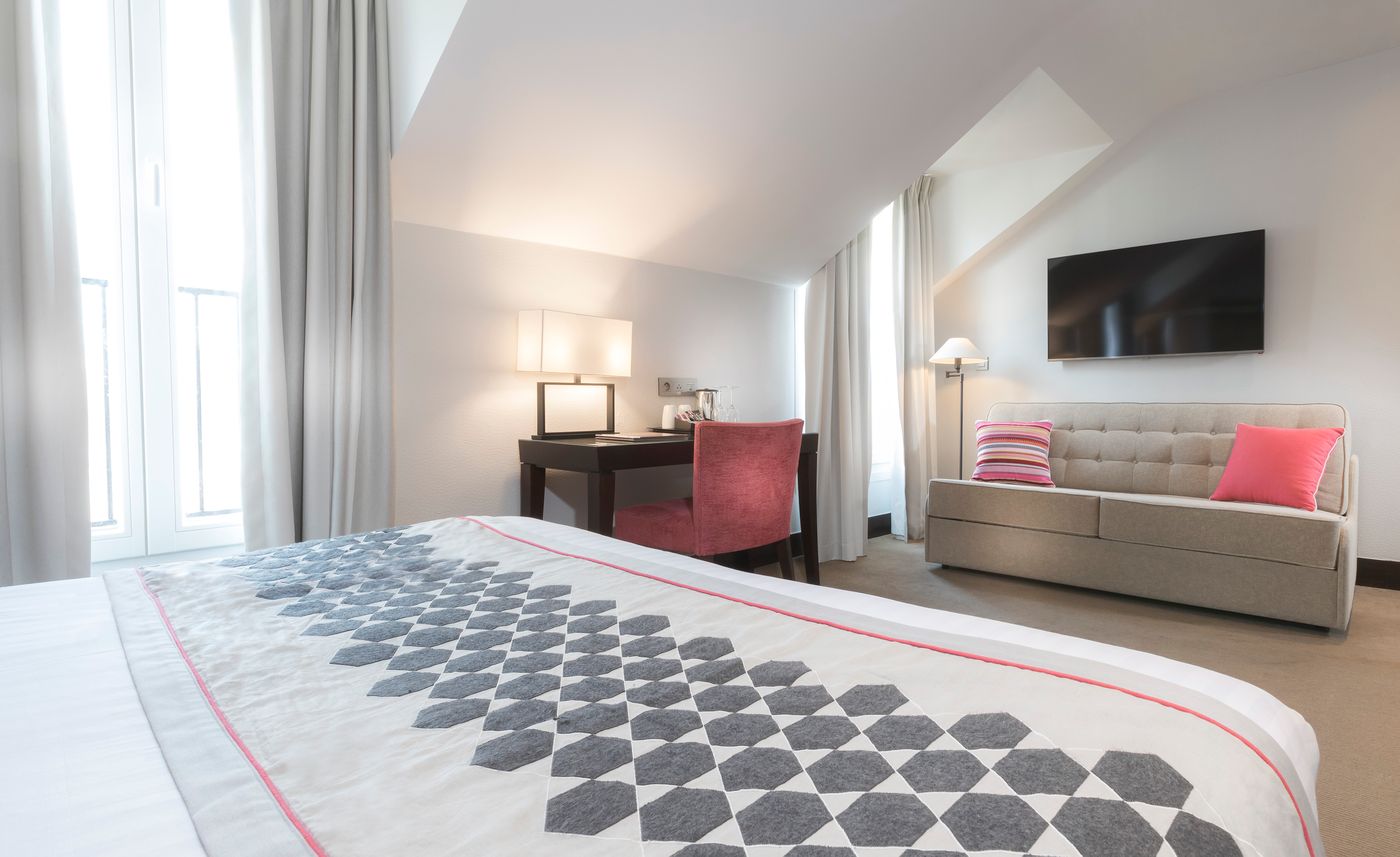 Montfleuri-Arc-de-Triomphe-Room-34