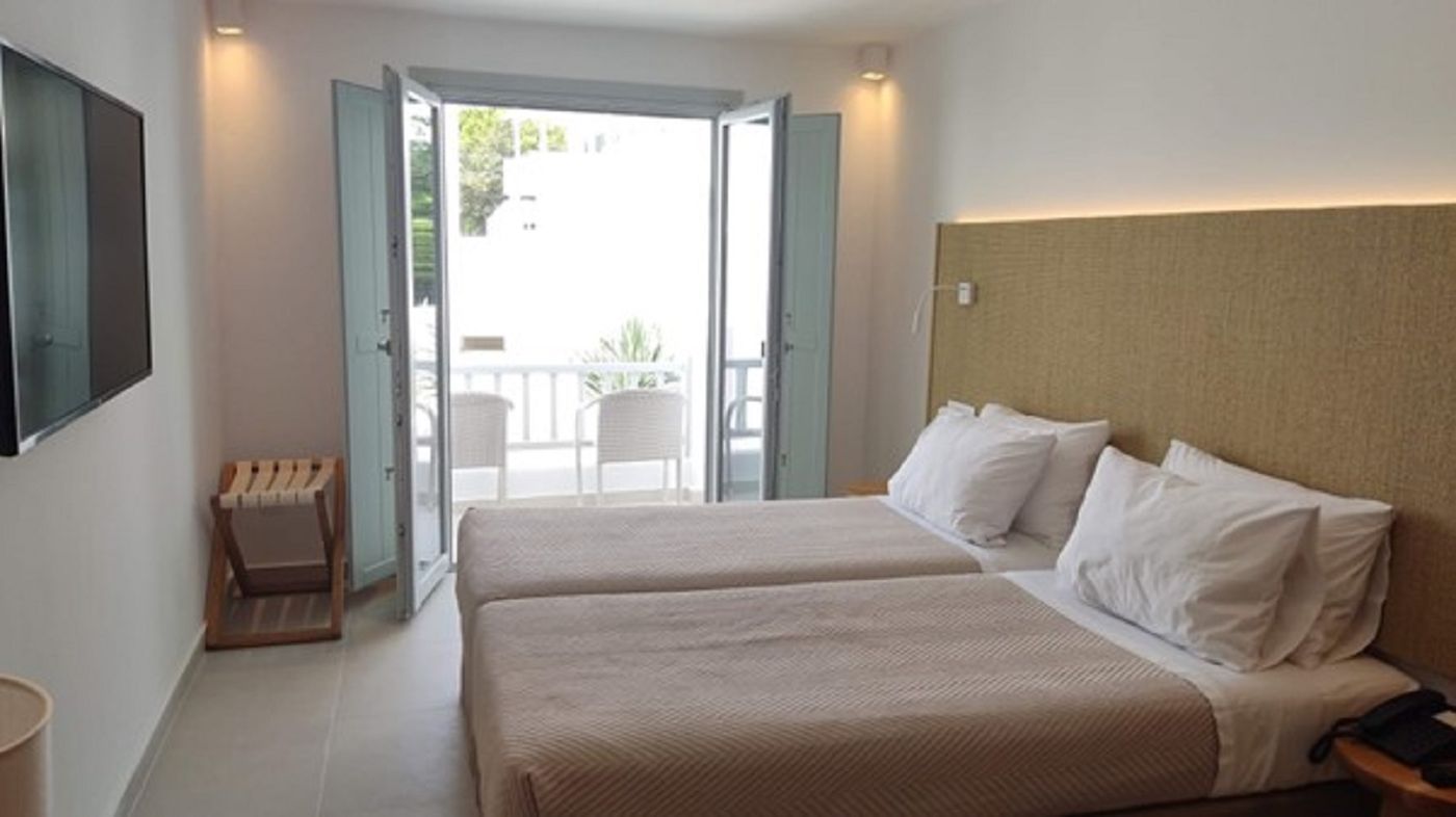 Manoulas-Beach-Room-30