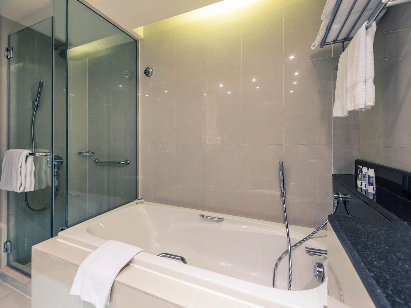 Crowne-Plaza-Jumeirah-Dubai-Room-30