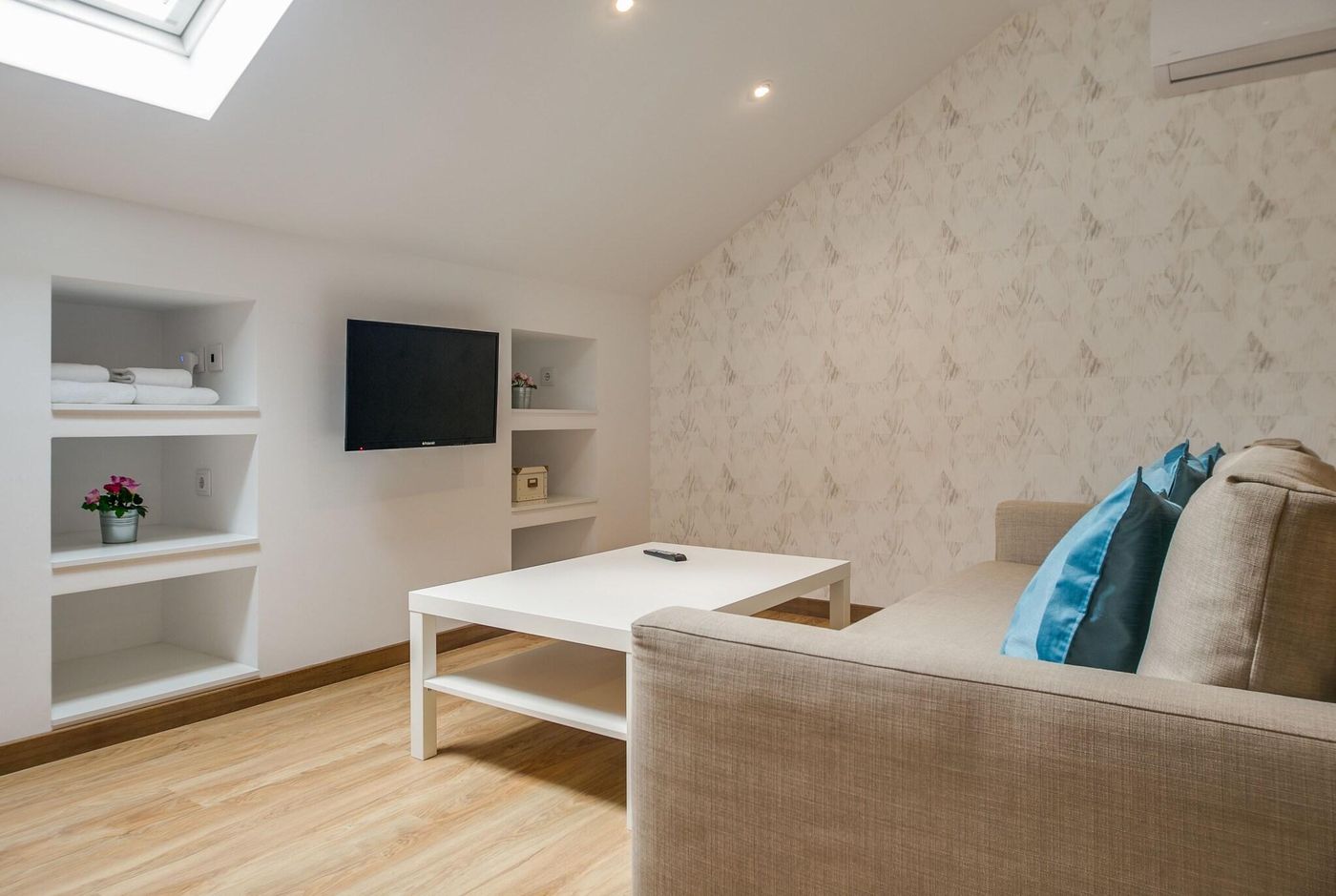 Home-Out-Rooms---Apartments-Room-103