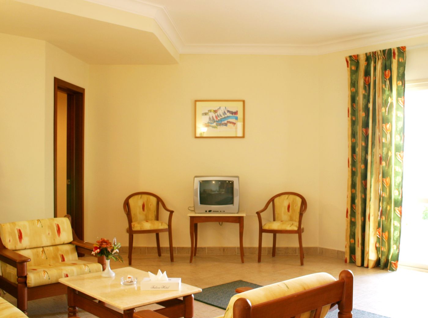 Falcon-Hills-Room-33