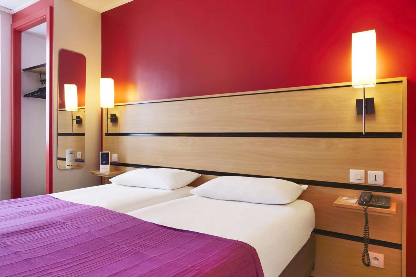 Kyriad-Par----s-10---Canal-Saint-Martin--R----publique-Room-39