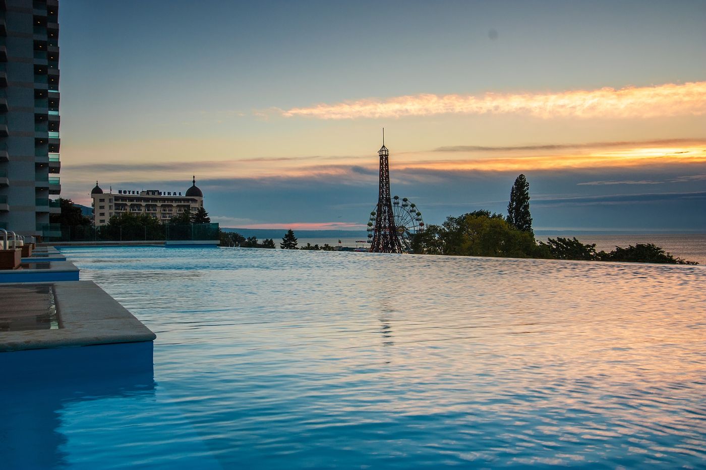 International-Hotel-Casino---Tower-Suites-Pool-7