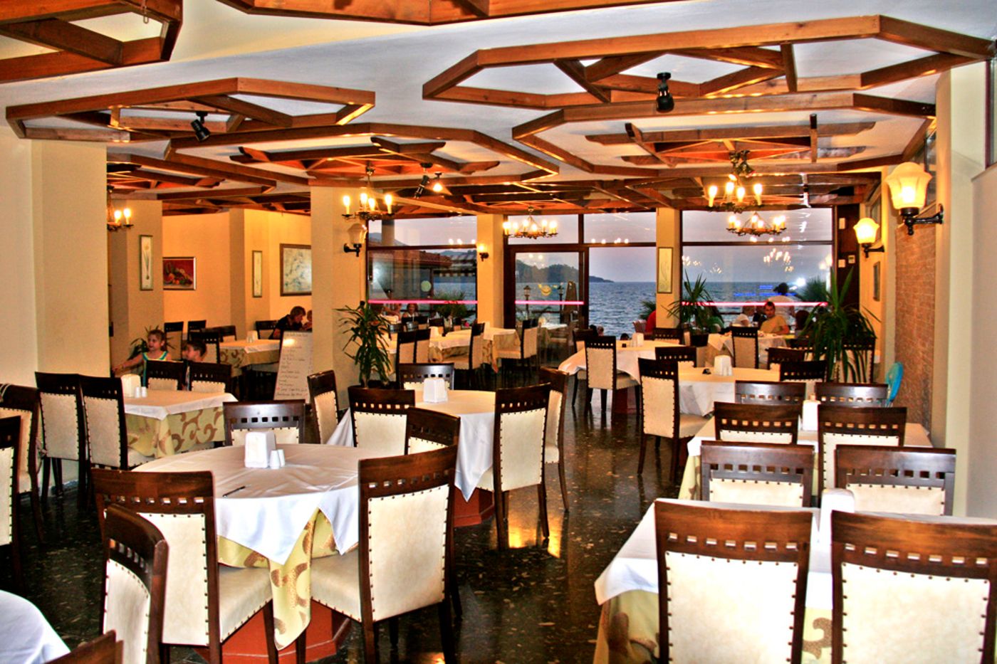 Mendos-Restaurant-19